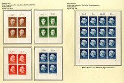 reichhaltige alte Sammlung */** in vier selbstgestalteten Bindern, ...