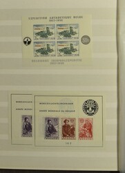 1931/1976 Accumulation de feuillets souvenirs dans un album, dont BL ...