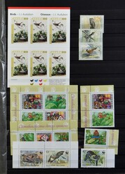 2 albums WWF + 3 stockbooks (**/*/0/FDC), comprenant de nombreuses ...