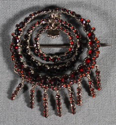 550.40: Schmuck, Broschen / Nadeln