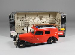 700.30: Tin Toys
