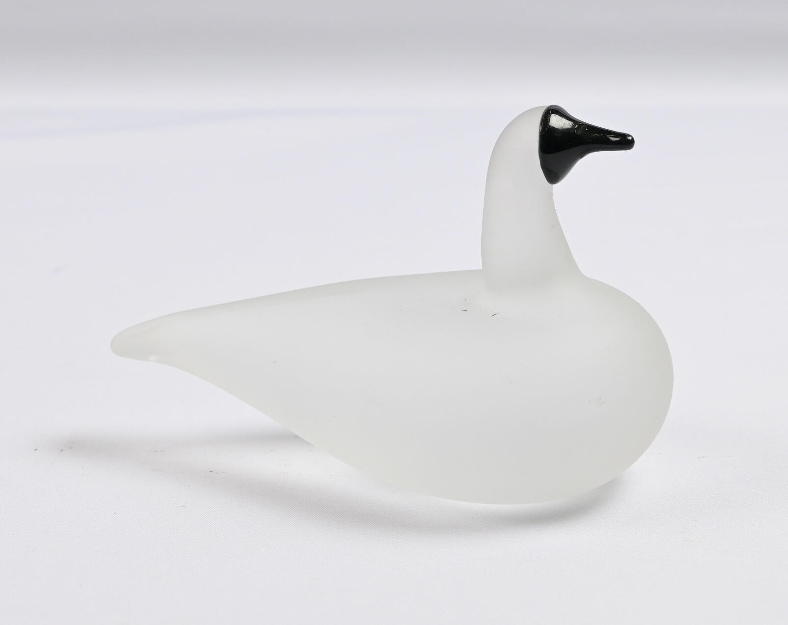 Oiva Toikka, Lumihanhi, signed. Height approx. 8.5 cm, length approx. ...