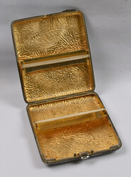 Cigarette case, silver (813), year mark Q6 (= 1945)
