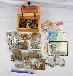 Selection of Finnish and foreign coins, over 5 KG, also some banknotes