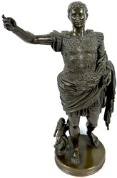 Bronzestandbild des Kaisers Augustus in Prunkrüstung, zu Füßen ...