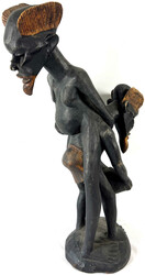 Tansania, Stamm der Makonde: Holzskulptur, Mann mit Trommel trägt ...