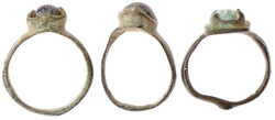 3 römische Bronze-Fingerringe mit Schmucksteinen aus Glas (blau und ...