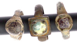 3 römische Bronze-Fingerringe mit Schmucksteinen aus Glas (blau und ...