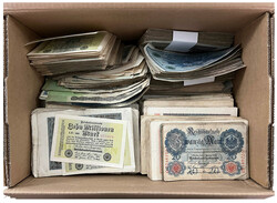 Reichsbanknoten, Karton mit über 3000 Scheinen. Dabei viel ...