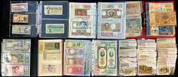 Karton mit hunderten von Geldscheinen, dabei Reichsbanknoten, ...