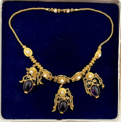 550.30: Bijoux, chaînes / Colliers / Pendentifs