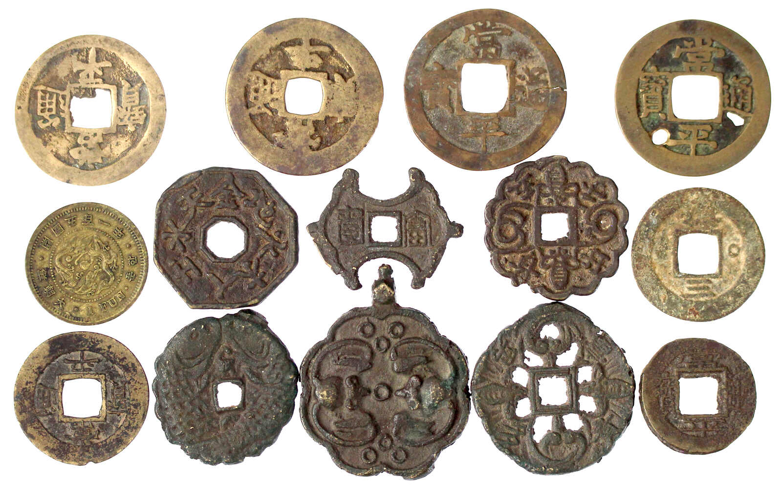 25 Stück: 19 Münzen und 6 Amulette des chines. Protektorats und der ...