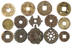 25 Stück: 19 Münzen und 6 Amulette des chines. Protektorats und der ...