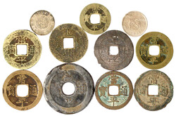 25 Stück: 19 Münzen und 6 Amulette des chines. Protektorats und der ...