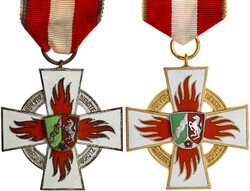 Nordrhein-Westfalen: 2 Mützen und 2 Verdienstkreuze der Feuerwehr. ...