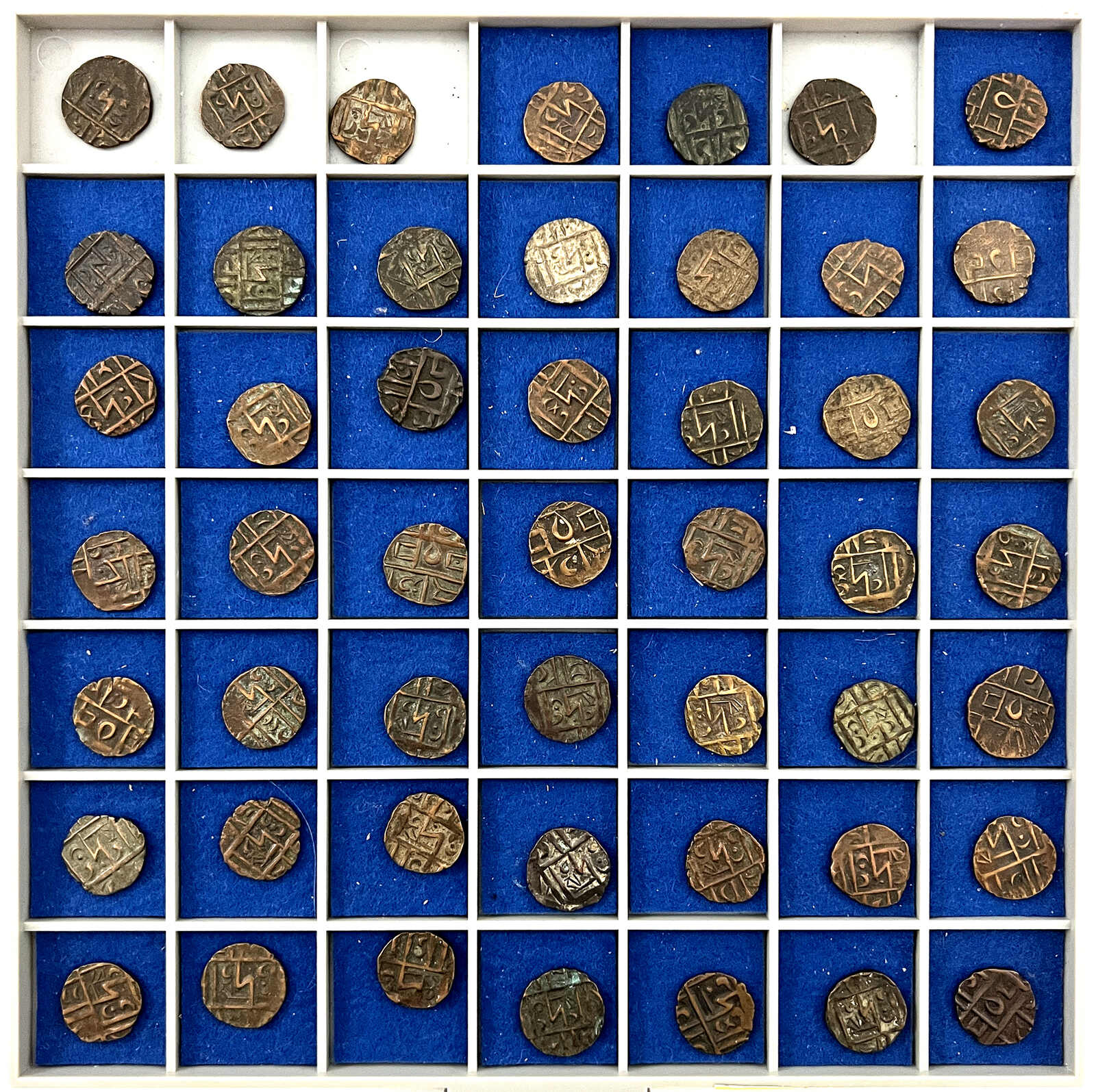 Bebaschuber mit Sammlung von 49 Kupfermünzen, alles Exemplare der ...