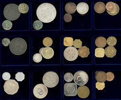 2 Holzschatullen mit 74 Münzen Ceylon und Sri Lanka, ab dem ...