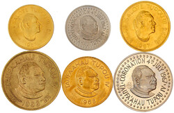 78 gegengestempelte Münzen 1967 bis 1971. Je 24 X 50 Seniti und Two ...