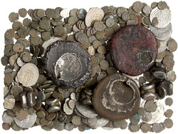 Alter asiatischer getriebener Silberbecher, Höhe 117 mm, mit ...