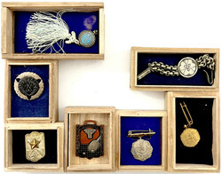 7 Abzeichen in Original-Holzetuis (teils goldbedruckt): ...
