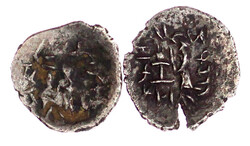 2 Varianten zur Hemidrachme. Gekrönte Büste l./Artaxerxes steht l. ...