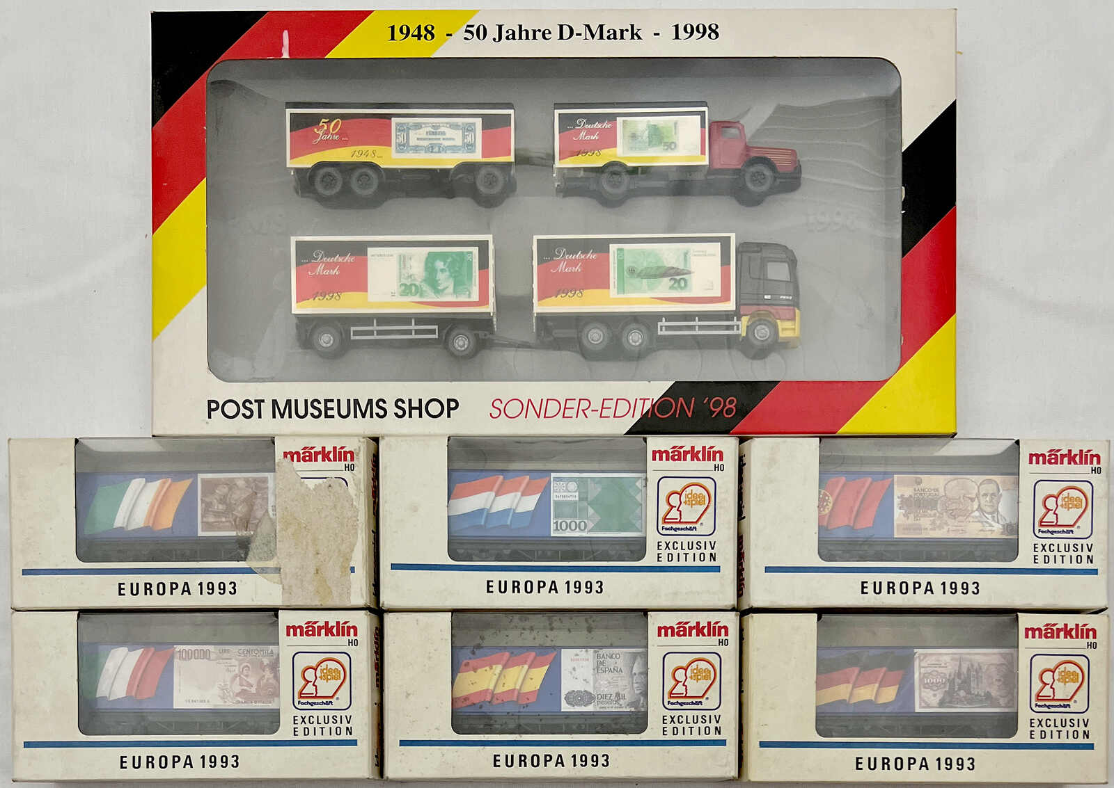 Eisenbahn: Zwei volle Kartons mit insgesamt 112 Waggons aus Plastik, ...