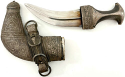 Jambiya in Scheide mit Gurtschnalle, filigran mit Silber beschlagen. ...
