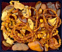 Schatulle mit Bernsteinschmuck und Rohbernstein. Zusammen ca. 530 g.