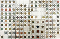 Briefmarkenkapselgeld: tolle Sammlung von 575 verschiedenen Stücken ...