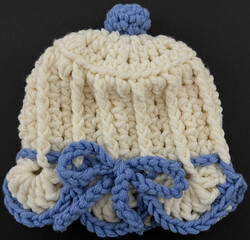 CAP MMXVI (2016). Gehäkelte Klopapier-Haube aus Merinowolle. In ...