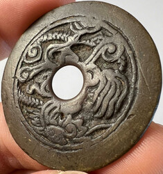 3 versch. Bronzegussamulette. Canh Hung thong bao im doppelten ...