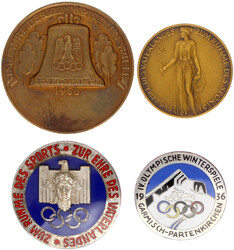 8 versch. Medaillen und Abzeichen zu den olymp. Spielen 1936 in ...