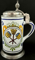 2 Stück: alter Fayence-Bierhrug mit Zinnfuß und Zinndeckel, Höhe ...