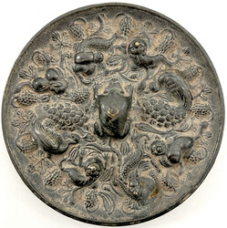 Bronzespiegel der Tang-Dynastie (618-907). Höllenhund umgeben von ...