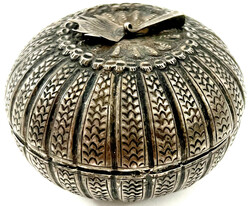 Fein getriebene Silber-Deckeldose in Kürbisform. Durchmesser 57 mm; ...