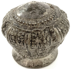 Fein getriebene Silberdose mit Deckel. 19. Jh. Motiv Königskrone. ...