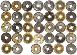 34 Varianten zum Vanh (Cash) mit Legende 嘉隆 通寳 Gia Long thong ...