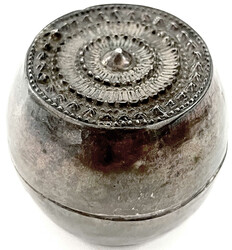 Fein getriebene Silberdose mit Deckel. 19. Jh. Motiv Königskrone. ...