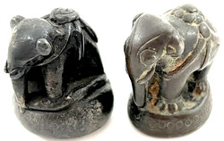 2 versch. Bronze-Opiumgewichte in Elefanten-Form. 58,77 g und 57,57 g ...