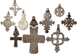 Äthiopien: Sammlung von 9 tragbaren Silberkreuzen in meist ...