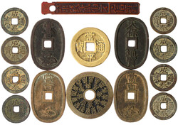 24 Stück: chinesischer Bambus-"Tallie"-Token, ein Bronzegussamulett, ...