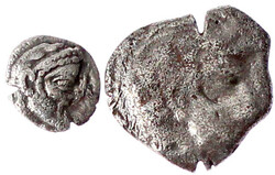 2 Silbermünzen: 1/3 und 1/16 Shekel um 380/350 v. Chr. Kopf des ...