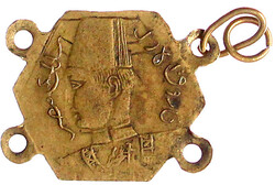 Sechseckige Messingmedaille mit 4 angeprägten Ösen und Ring. ...