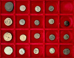Schuber mit 19 Bronzemünzen. 1 Grieche, 18 Römer Kaiserzeit. U.a. ...