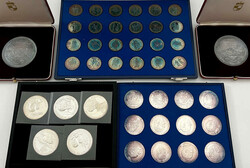 Karton mit 114 mod. Silbermedaillen. Politiker, Städteansichten, ...