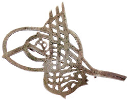 Silberbrosche in Form der Tughra. 56 X 42 mm; 4,60 g. vorzüglich