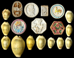 32 Stück: Kauris, Tok Money, Blumengeld, Eisenkugelgeld, ...