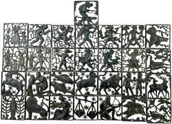 Karton mit 29 durchbrochen gearbeiteten Eisengußplaketten der ...