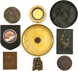 Riesiger Posten Medaillen in 9 kleinen Kartons. Hunderte Exemplare, ...