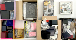 Riesiger Posten Medaillen in 9 kleinen Kartons. Hunderte Exemplare, ...